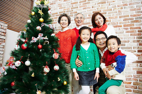 포토 JPG 라이프스타일 여자 기념일 할아버지 노년 남자 딸 아들 할머니 어린이 크리스마스 가족 엄마 손자 손녀 대가족 실내 서기 미소 웃음 사람 앉기 동양인 소녀 이벤트 소년 여러명 성인 앞모습 30대 부모 크리스마스트리 유치원생 장식볼 한국인 자녀 가족라이프 아빠 60대 국내포토 뷰포인트 다수 관계 모션 표정 인종 내부 생활 장식 장년 손주 파일형식