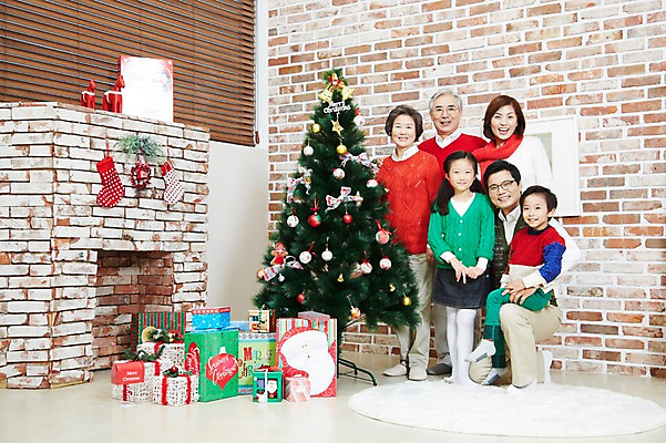 포토 JPG 전신 라이프스타일 여자 기념일 할아버지 노년 남자 딸 아들 할머니 어린이 크리스마스 가족 엄마 손자 손녀 양말 대가족 실내 크리스마스선물 선물 서기 미소 웃음 사람 앉기 동양인 소녀 이벤트 소년 여러명 성인 앞모습 30대 선물상자 상자 부모 크리스마스트리 카펫 유치원생 한국인 매트 자녀 가족라이프 아빠 60대 벽난로 국내포토 뷰포인트 다수 관계 모션 표정 인종 내부 생활 장년 손주 파일형식