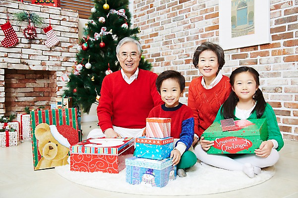 포토 JPG 전신 라이프스타일 여자 기념일 할아버지 노년 남자 할머니 어린이 크리스마스 가족 손자 손녀 양말 대가족 실내 크리스마스선물 선물 미소 웃음 사람 앉기 동양인 소녀 이벤트 소년 여러명 성인 앞모습 선물상자 크리스마스트리 카펫 유치원생 한국인 매트 가족라이프 60대 벽난로 국내포토 뷰포인트 다수 관계 모션 표정 인종 내부 생활 상자 손주 파일형식