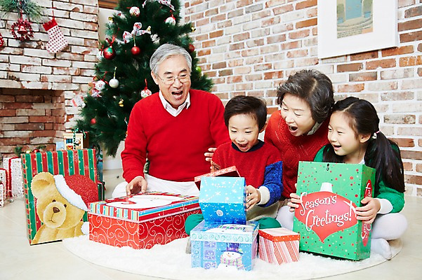 포토 JPG 전신 라이프스타일 응시 여자 기념일 할아버지 노년 남자 할머니 어린이 크리스마스 가족 손자 손녀 양말 대가족 실내 크리스마스선물 선물 미소 웃음 사람 앉기 동양인 소녀 이벤트 소년 여러명 성인 선물상자 상자 크리스마스트리 놀람 카펫 유치원생 한국인 매트 가족라이프 60대 벽난로 국내포토 시선 감정 다수 관계 모션 표정 인종 내부 생활 손주 파일형식