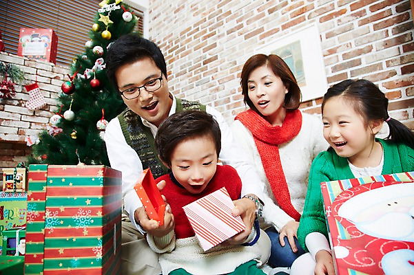 포토 JPG 라이프스타일 응시 여자 기념일 남자 딸 아들 어린이 크리스마스 가족 엄마 양말 실내 크리스마스선물 선물 미소 웃음 사람 동양인 소녀 이벤트 소년 여러명 상반신 성인 앞모습 30대 선물상자 부모 크리스마스트리 놀람 유치원생 한국인 자녀 가족라이프 아빠 국내포토 시선 감정 뷰포인트 다수 관계 표정 인종 내부 생활 장년 상자 파일형식