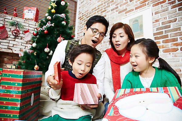 포토 JPG 라이프스타일 응시 여자 기념일 남자 딸 아들 어린이 크리스마스 가족 엄마 양말 실내 크리스마스선물 선물 미소 웃음 사람 동양인 소녀 이벤트 소년 여러명 상반신 성인 앞모습 30대 선물상자 부모 크리스마스트리 놀람 유치원생 한국인 자녀 가족라이프 아빠 국내포토 시선 감정 뷰포인트 다수 관계 표정 인종 내부 생활 장년 상자 파일형식