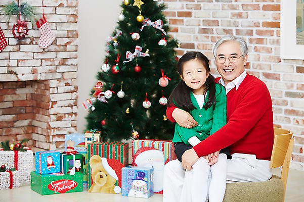 포토 JPG 라이프스타일 여자 기념일 할아버지 노년 남자 어린이 크리스마스 의자 가족 손녀 양말 실내 선물 미소 웃음 사람 앉기 동양인 소녀 이벤트 성인 두명 앞모습 선물상자 크리스마스트리 유치원생 한국인 가족라이프 60대 국내포토 뷰포인트 가구 관계 모션 표정 인종 내부 생활 상자 손주 파일형식