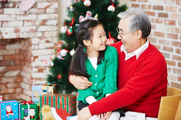 포토 JPG 라이프스타일 여자 기념일 할아버지 노년 남자 어린이 크리스마스 의자 가족 손녀 실내 선물 미소 웃음 사람 앉기 동양인 소녀 이벤트 상반신 성인 두명 앞모습 아웃포커스 선물상자 크리스마스트리 마주보기 유치원생 한국인 가족라이프 60대 국내포토 뷰포인트 가구 관계 모션 촬영기법 표정 인종 내부 생활 상자 손주 파일형식