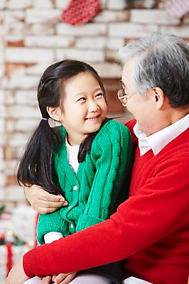 포토 JPG 라이프스타일 여자 기념일 할아버지 노년 남자 어린이 크리스마스 가족 손녀 실내 미소 웃음 사람 앉기 동양인 소녀 이벤트 상반신 성인 두명 옆모습 아웃포커스 마주보기 유치원생 한국인 가족라이프 60대 국내포토 뷰포인트 관계 모션 촬영기법 표정 인종 내부 생활 손주 파일형식