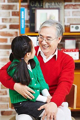 포토 JPG 라이프스타일 여자 기념일 할아버지 노년 남자 어린이 크리스마스 의자 가족 손녀 실내 미소 웃음 사람 앉기 동양인 소녀 이벤트 상반신 성인 두명 앞모습 아웃포커스 마주보기 유치원생 한국인 가족라이프 60대 국내포토 뷰포인트 가구 관계 모션 촬영기법 표정 인종 내부 생활 손주 파일형식