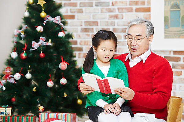 포토 JPG 라이프스타일 응시 여자 기념일 할아버지 노년 남자 어린이 크리스마스 의자 가족 손녀 실내 선물 사람 앉기 동양인 소녀 이벤트 상반신 성인 두명 앞모습 아웃포커스 책 선물상자 상자 독서 크리스마스트리 유치원생 한국인 가족라이프 60대 국내포토 시선 뷰포인트 가구 관계 모션 촬영기법 인종 내부 생활 손주 파일형식