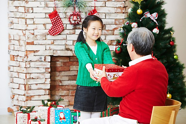 포토 JPG 라이프스타일 여자 기념일 할아버지 노년 남자 어린이 크리스마스 의자 가족 손녀 양말 실내 크리스마스선물 선물 서기 미소 웃음 들기 사람 앉기 동양인 소녀 이벤트 성인 두명 앞모습 옆모습 선물상자 상자 크리스마스트리 마주보기 유치원생 한국인 가족라이프 60대 주기 국내포토 뷰포인트 가구 관계 모션 표정 인종 내부 생활 손주 파일형식