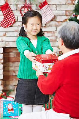 포토 JPG 라이프스타일 여자 기념일 할아버지 노년 남자 어린이 크리스마스 가족 손녀 양말 실내 크리스마스선물 선물 미소 웃음 들기 사람 동양인 소녀 이벤트 성인 두명 앞모습 옆모습 아웃포커스 선물상자 상자 크리스마스트리 마주보기 유치원생 한국인 가족라이프 60대 주기 국내포토 뷰포인트 관계 모션 촬영기법 표정 인종 내부 생활 손주 파일형식