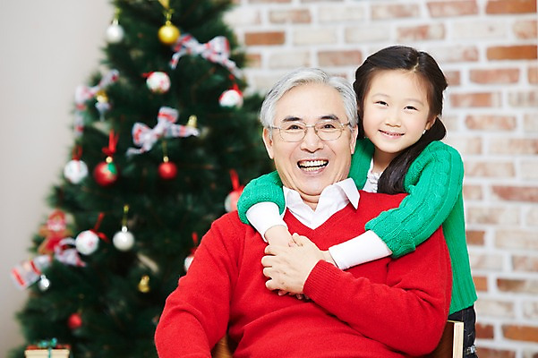 포토 JPG 라이프스타일 여자 기념일 할아버지 노년 남자 어린이 크리스마스 가족 포옹 손녀 실내 미소 웃음 사람 동양인 소녀 이벤트 상반신 성인 두명 앞모습 아웃포커스 크리스마스트리 유치원생 한국인 가족라이프 60대 국내포토 뷰포인트 관계 안기 촬영기법 표정 인종 내부 생활 손주 파일형식