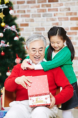 포토 JPG 라이프스타일 응시 여자 기념일 할아버지 노년 남자 어린이 크리스마스 의자 가족 포옹 손녀 실내 크리스마스선물 선물 서기 미소 웃음 사람 앉기 동양인 소녀 이벤트 성인 두명 앞모습 아웃포커스 선물상자 상자 크리스마스트리 유치원생 한국인 가족라이프 60대 국내포토 시선 뷰포인트 가구 관계 안기 모션 촬영기법 표정 인종 내부 생활 손주 파일형식