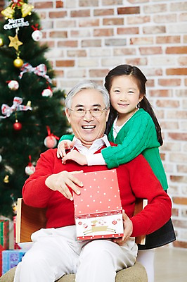 포토 JPG 라이프스타일 여자 기념일 할아버지 노년 남자 어린이 크리스마스 의자 가족 포옹 손녀 실내 크리스마스선물 선물 서기 미소 웃음 사람 앉기 동양인 소녀 이벤트 성인 두명 앞모습 아웃포커스 선물상자 상자 크리스마스트리 유치원생 한국인 가족라이프 60대 국내포토 뷰포인트 가구 관계 안기 모션 촬영기법 표정 인종 내부 생활 손주 파일형식