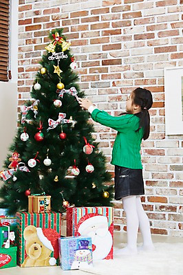 포토 JPG 전신 라이프스타일 여자 기념일 어린이 크리스마스장식 크리스마스 실내 크리스마스선물 선물 한명 서기 사람 동양인 소녀 이벤트 옆모습 선물상자 상자 크리스마스트리 카펫 유치원생 장식볼 한국인 매트 여자만 여자한명만 어린이만 소녀만 소녀한명만 국내포토 1 뷰포인트 모션 인종 내부 생활 장식 파일형식