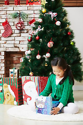 포토 JPG 전신 라이프스타일 응시 여자 기념일 어린이 크리스마스 양말 실내 크리스마스선물 선물 한명 미소 웃음 사람 앉기 동양인 소녀 이벤트 앞모습 선물상자 상자 크리스마스트리 카펫 유치원생 장식볼 한국인 매트 여자만 여자한명만 어린이만 소녀만 소녀한명만 국내포토 1 시선 뷰포인트 모션 표정 인종 내부 생활 장식 파일형식