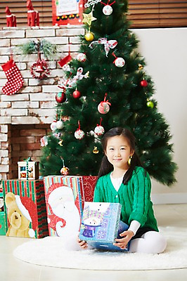 포토 JPG 전신 라이프스타일 여자 기념일 어린이 크리스마스 양말 실내 크리스마스선물 선물 한명 미소 웃음 사람 앉기 동양인 소녀 이벤트 앞모습 선물상자 상자 크리스마스트리 카펫 유치원생 장식볼 한국인 매트 여자만 여자한명만 어린이만 소녀만 소녀한명만 국내포토 1 뷰포인트 모션 표정 인종 내부 생활 장식 파일형식