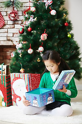 포토 JPG 전신 라이프스타일 응시 여자 기념일 어린이 크리스마스 실내 크리스마스선물 선물 한명 사람 앉기 동양인 소녀 이벤트 선물상자 상자 크리스마스트리 카펫 유치원생 장식볼 한국인 매트 여자만 여자한명만 어린이만 소녀만 소녀한명만 국내포토 1 시선 모션 인종 내부 생활 장식 파일형식