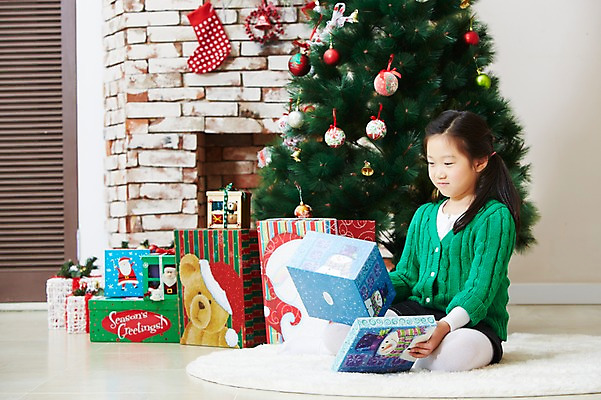 포토 JPG 전신 라이프스타일 응시 여자 기념일 어린이 크리스마스 양말 실내 크리스마스선물 선물 한명 사람 앉기 동양인 소녀 이벤트 선물상자 상자 크리스마스트리 카펫 유치원생 장식볼 한국인 매트 여자만 여자한명만 어린이만 소녀만 소녀한명만 국내포토 1 시선 모션 인종 내부 생활 장식 파일형식