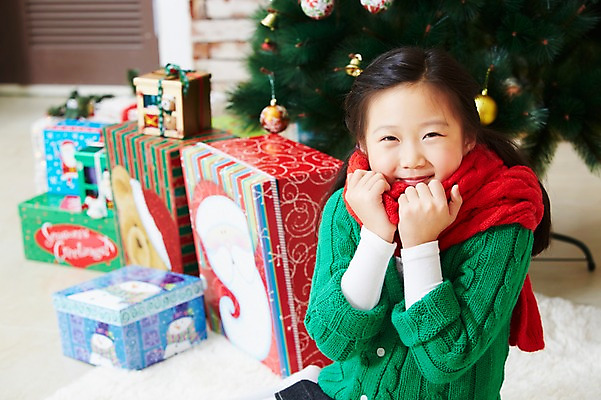 포토 JPG 라이프스타일 여자 기념일 어린이 크리스마스 실내 크리스마스선물 선물 한명 미소 웃음 사람 앉기 동양인 소녀 이벤트 상반신 앞모습 아웃포커스 선물상자 상자 크리스마스트리 목도리 유치원생 장식볼 한국인 여자만 여자한명만 어린이만 소녀만 소녀한명만 국내포토 1 잡화 뷰포인트 모션 촬영기법 표정 인종 내부 생활 장식 파일형식