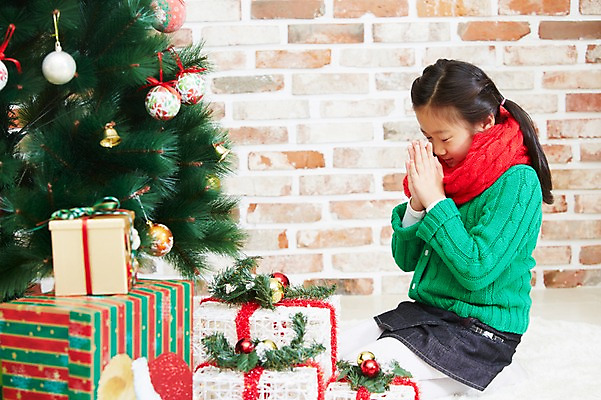 포토 JPG 라이프스타일 여자 기념일 어린이 크리스마스 실내 크리스마스선물 선물 한명 사람 앉기 동양인 소녀 이벤트 옆모습 선물상자 상자 크리스마스트리 눈감음 목도리 유치원생 장식볼 한국인 기도 소원 합장 여자만 여자한명만 어린이만 소녀만 소녀한명만 국내포토 1 잡화 뷰포인트 모션 인종 손짓 내부 생활 장식 파일형식