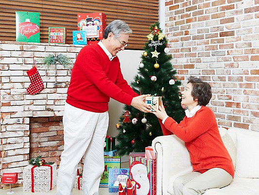 포토 JPG 라이프스타일 부부 커플 여자 기념일 할아버지 노년 남자 할머니 크리스마스 거실 의자 양말 실내 크리스마스선물 선물 서기 미소 웃음 들기 사람 앉기 동양인 이벤트 두명 옆모습 선물상자 상자 소파 크리스마스트리 마주보기 노부부 한국인 가족라이프 60대 주기 벽난로 노인만 국내포토 뷰포인트 가구 가족 관계 모션 표정 인종 성인 내부 생활 성인만 파일형식