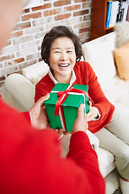 포토 JPG 라이프스타일 여자 기념일 노년 남자 할머니 크리스마스 거실 의자 가족 실내 크리스마스선물 선물 미소 웃음 들기 사람 앉기 동양인 이벤트 두명 아웃포커스 선물상자 상자 소파 마주보기 한국인 가족라이프 60대 주기 노인만 국내포토 가구 관계 모션 촬영기법 표정 인종 성인 내부 생활 성인만 파일형식