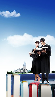 전신 PSD 구름 편집 편집이미지 학생 여자 남자 대학생 하늘 서기 웃음 들기 사람 동양인 20대 성인 두명 책 독서 펼침 한국인 가운 졸업가운 판사복 법대생 청년만 성인만 이미지편집 자연요소 옷 모션 표정 인종 청년 파일형식