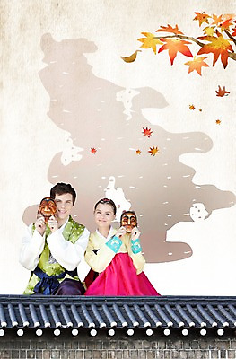 PSD 서양인 외국인 백인 편집 편집이미지 한국문화 한국전통 전통 커플 여자 명절 남자 행복 전통문화 문화 단풍 한국건축 단풍나무 한국 기와 미소 들기 사람 앉기 20대 성인 두명 앞모습 담장 추석 보름달 달 한복 탈 하회탈 기와지붕 부네탈 청년만 성인만 이미지편집 자연요소 나무 동양문화 기념일 건축 감정 아시아 뷰포인트 잎 관계 모션 지붕 표정 가면 인종 청년 전통의상 파일형식