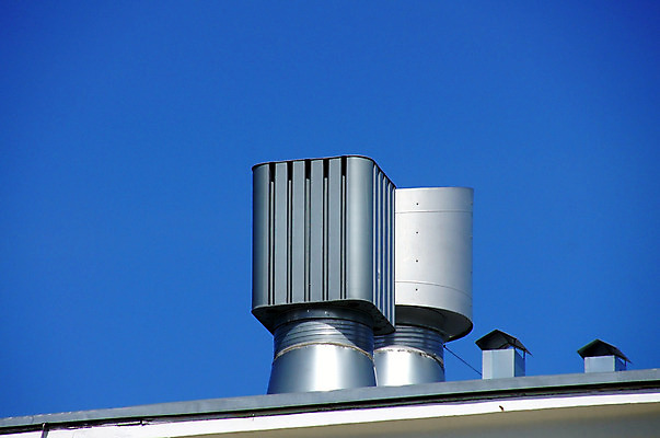 포토 JPG 해외이미지 산업 포장 건축양식 하늘 지붕 사람없음 파란색 금속 힘 장비 튜브 공학 골절 철강 파이프라인 해외202004 해외포토 교육 건축 컬러 의학 재질 파이프_관 파일형식 이미지허브