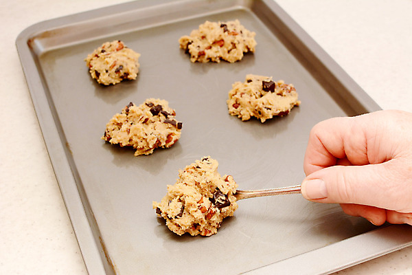 포토 JPG 해외이미지 손 음식 디저트 요리 사람없음 쿠키 초콜릿 숟가락 견과류 대접 굽기 날것 반죽 5 식용 피칸 해외202004 해외포토 수저 신체부위 숫자 구이 파일형식 이미지허브