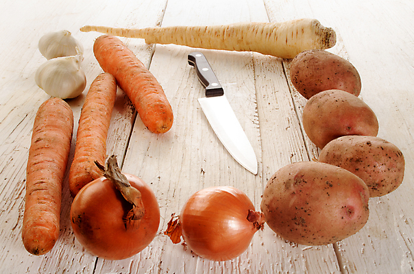 포토 JPG 해외이미지 웰빙 채소 양파 감자 실내 마늘 사람없음 당근 신선 유기농 식칼 나무배경 해외202004 해외포토 백그라운드 주방용품 뿌리채소 내부 파일형식 이미지허브