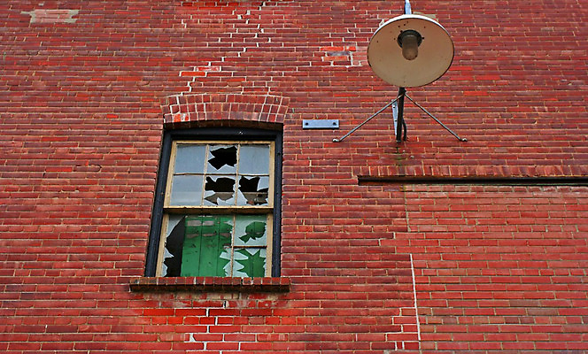 포토 JPG 해외이미지 벽 캐나다 창문 유리 벽돌 사람없음 빨간색 빛 램프 역사 파편 날카로움 벽돌담 토론토 빈털터리 깨짐 단절 옛날 해외202004 해외포토 컬러 컨셉 북아메리카 재질 조명 담장 파일형식 이미지허브