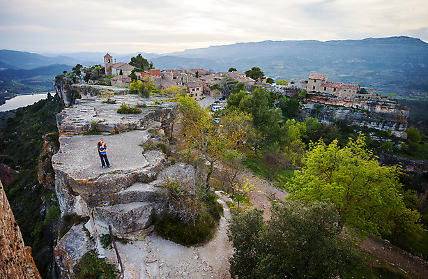 포토 JPG 해외이미지 커플 여자 여행 자연 성공 산 사랑 서기 풍경 두명 태양 여행객 걷기 마을 계곡 트래킹 자유 시골 스페인 가장자리 정상 언덕 흥분 장면 해외202004 해외포토 자연요소 감정 유럽 컨셉 관계 모션 레저 사람 둘레 생태계 파일형식 이미지허브
