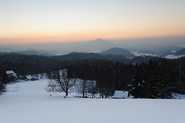 포토 JPG 해외이미지 나무 구름 계절 공원 유럽 여행 백그라운드 크리스마스 겨울 자연 하늘 아침 동화 새로움 산 풍경 사람없음 야외 목재 파란색 햇빛 태양 일출 환경 계곡 냉동 얼음 일몰 추위 안개 흰색 숲 스위스 서리 체코 내추럴 공화국 전국 폭설 눈내림 해외202004 해외포토 주간 자연요소 식물 공공시설 기념일 나라 컬러 컨셉 재료 날씨 눈_날씨 노을 자연재해 생태계 파일형식 이미지허브