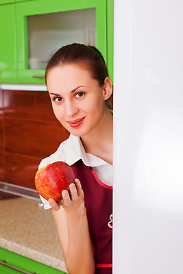 포토 JPG 해외이미지 백인 라이프스타일 손 여자 행복 음식 다이어트 과일 주택 갈색머리 건강 요리 한명 미소 사람 성인 내부 빨간색 초록색 주방 식사 저녁식사 앞치마 기쁨 방 신선 아내 아침식사 사과 유혹 주부 가정부 해외202004 해외포토 서양인 직업 1 헤어스타일 감정 컬러 컨셉 표정 건물 생활 신체부위 파일형식 이미지허브