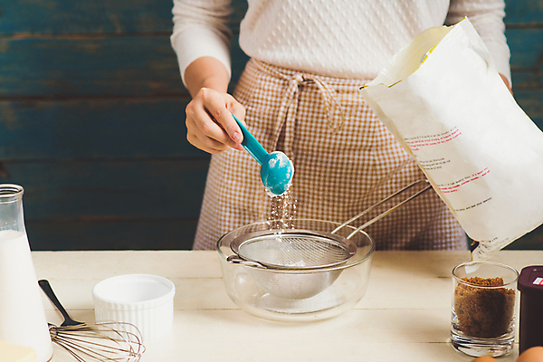 포토 JPG 해외이미지 여자 탁자 실내 요리 한명 들기 상반신 성인 앞모습 숟가락 우유 채망 붓기 밀가루 거품기 유리그릇 흑설탕 성인여자한명만 해외202004 해외포토 1 그릇 뷰포인트 가구 모션 유리 주방용품 유제품 수저 사람 내부 가루 설탕 여자한명만 성인여자만 파일형식 이미지허브