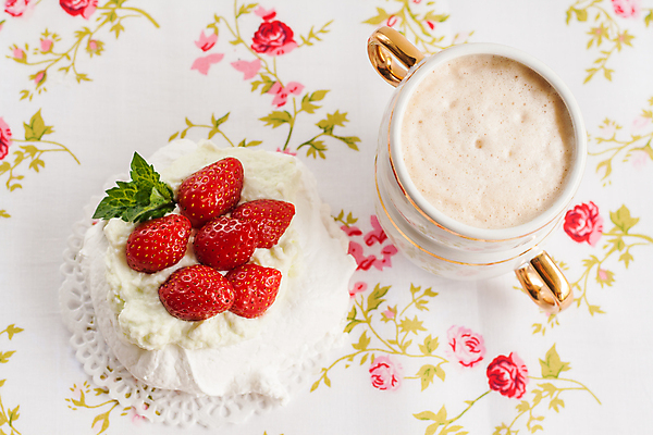 포토 JPG 해외이미지 커피 딸기 디저트 실내 사람없음 케이크 머랭 해외202004 파블로바 해외포토 음료 음식 과일 내부 파일형식 이미지허브