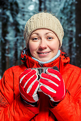 포토 JPG 해외이미지 라이프스타일 손 옷 계절 여자 행복 얼굴 커피 음료 스포츠 여행 장갑 겨울 자연 날씨 휴가 따뜻함 건강 한명 사람 야외 컵 여행객 하이킹 머그컵 추위 흰색 뜨거움 숲 플라스크 철강 하이커 해외202004 해외포토 1 식기 잡화 감정 컬러 레저 실험기구 생활 신체부위 생태계 파일형식 이미지허브