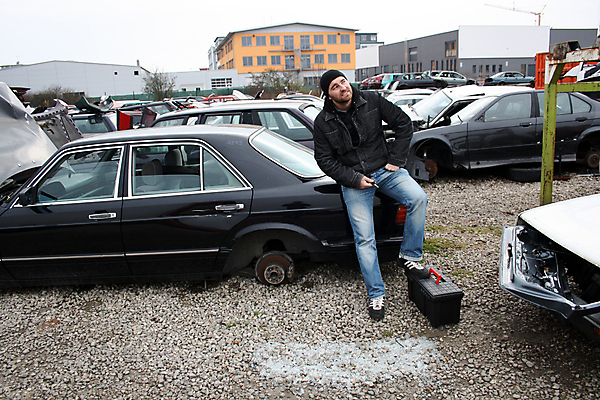 포토 JPG 해외이미지 산업 조각 자동차 한명 쌓기 환경 금속 재활용 손상 쓰레기 폐기물 철 버리기 부식 한조각 흙더미 낭비 찌그러짐 고물상 깨짐 생태학 옛날 철강 못생김 해외202004 해외포토 1 교육 육상교통 컨셉 모션 재질 사람 흙 친환경 파일형식 더미 이미지허브