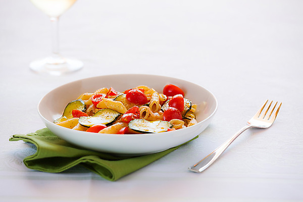 포토 JPG 해외이미지 전통 접시 문화 음식 포크 토마토 채소 유리 탁자 양파 파스타 건강 요리 사람없음 가로 빨간색 초록색 식사 저녁식사 이탈리아 식탁보 흰색 신선 인스턴트 지중해 향신료 냅킨 후추 스쿼시 점심식사 주키니 주키니호박 채식주의자 펜네 비건 해외202004 해외포토 식기 유럽 스포츠 바다 컬러 가구 재질 서양음식 구기 채식 향미료 파일형식 이미지허브