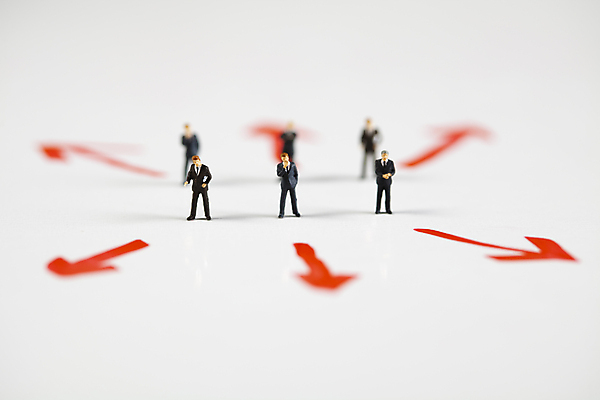 포토 JPG 해외이미지 화살표 협력 실내 사람없음 아웃포커스 금융 비즈니스맨 흰배경 금융비즈니스 인물미니어처 해외202004 해외포토 남자 백그라운드 비즈니스 촬영기법 내부 경제 미니어처 흰색 직장인 파일형식 이미지허브