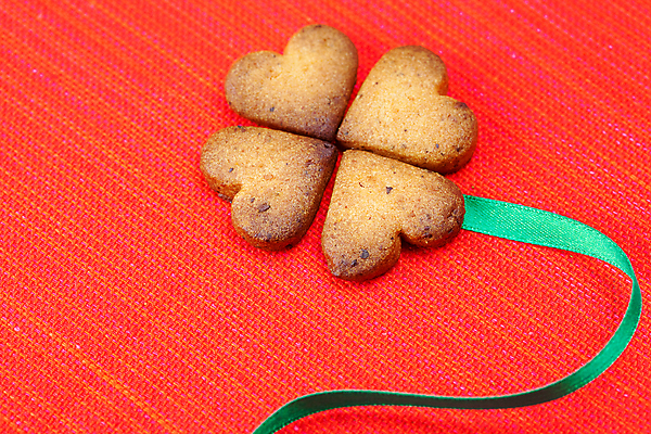 포토 JPG 해외이미지 모양 꽃 리본 음식 백그라운드 컨셉 성공 추상 아이디어 발렌타인데이 사랑 사람없음 빨간색 세로 초록색 쌓기 쿠키 어둠 침묵 우유 하트 축하 직물 신선 화려 행운 그룹 우아함 중앙 달콤 클로버 작음 굽기 심볼 오브젝트 아일랜드 해외202004 해외포토 식물 감정 유럽 컬러 무늬 모션 데이이벤트 디저트 유제품 소리 맛 크기 구이 파일형식 이미지허브