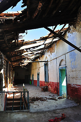 포토 JPG 해외이미지 벽 창문 지붕 출입구 주택 실내 사람없음 내부 건물 가로 문 방 얼룩 지저분함 쓰레기 가난 아래 버리기 구식 깨짐 썩음 옛날 파멸 해외202004 해외포토 건축물 컨셉 모션 감각 방향 위치 파일형식 소멸 이미지허브