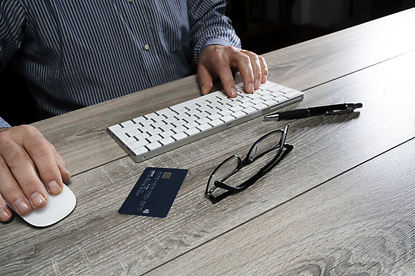 포토 JPG 해외이미지 라이프스타일 손 여자 컨셉 돈 인터넷 비즈니스 통신 모바일 주택 사람 사람없음 금융 노트북 쇼핑 컴퓨터 세일 상점 공책 키보드 잡기 신용카드 구매 플라스틱 사이버 무선전화기 고객 보안 상업 만들기 전자 결제 질서 온라인 전자상거래 해외202004 해외포토 모션 재질 문구용품 안전 건물 생활 신체부위 경제 전자제품 예절 재산 전화기 파일형식 이미지허브