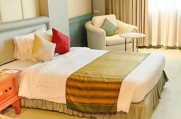 포토 JPG 해외이미지 커플 가구 건축양식 창문 베개 침구 호텔 아침 휴식 조명 바닥 아파트 주택 프레임 실내 따뜻함 건강 사람없음 내부 장식 침실 꿈 방 흰색 침대 램프 시간 잠 커튼 클래식 고급 상쾌 휴양지 서식지 단절 더블 해외202004 해외포토 주간 건축 감정 컬러 생활용품 컨셉 관계 숙소 건물 장소 파일형식 이미지허브