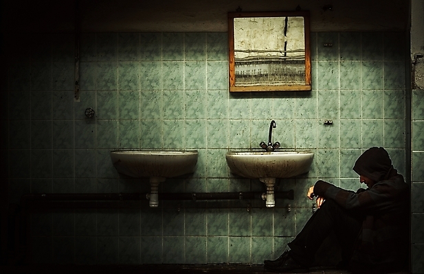 포토 JPG 해외이미지 산업 벽 백그라운드 공장 실내 한명 앉기 내부 건물 초록색 물 파란색 햇빛 반사 검은색 어둠 페인트 거울 슬픔 수확 도시 얼룩 고독 폐기물 위험 버리기 창고 싱크대 과거 먼지 낭비 그런지 깨짐 옛날 파멸 오싹 해외202004 해외포토 자연요소 1 건축물 감정 컬러 컨셉 농업 공업 모션 사람 태양 쓰레기 개수대 파일형식 소멸 이미지허브