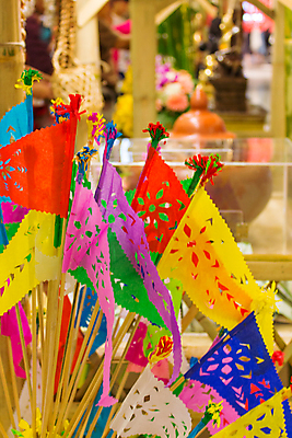 포토 JPG 해외이미지 꽃잎 꽃 아시아 전통문화 모래 태국 사람없음 장식 빨간색 컬러풀 노란색 탑 흰색 깃발 사찰 영혼 심볼 사리탑 이국적 해외202004 해외포토 식물 전통 건축물 나라 문화 컬러 종교건축 파일형식 이미지허브