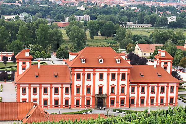 포토 JPG 해외이미지 구름 유럽 주택 사람없음 건물 빨간색 성당 교회 탑 도시 체코 프라하 타운 천연기념물 옛날 해외202004 해외포토 자연요소 건축물 나라 컬러 종교건축 파일형식 이미지허브