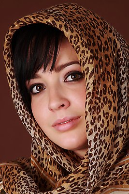 포토 JPG 해외이미지 백인 갈색머리 한명 목도리 흰색 해외202004 해외포토 서양인 1 헤어스타일 잡화 컬러 사람 파일형식 이미지허브