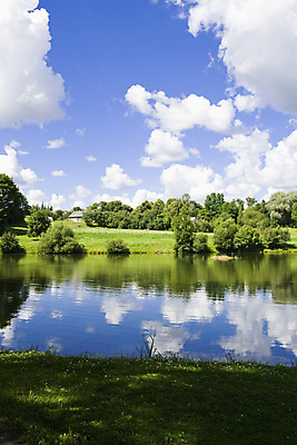 포토 JPG 해외이미지 나무 식물 구름 계절 호수 백그라운드 잎 자연 하늘 파노라마 풍경 사람없음 야외 초록색 물 여름 파란색 강 햇빛 반사 환경 침묵 고요 시골 연못 황무지 습지 숲 리투아니아 변소 수평선 해외202004 해외포토 자연요소 유럽 컬러 촬영기법 태양 소리 생태계 파일형식 이미지허브