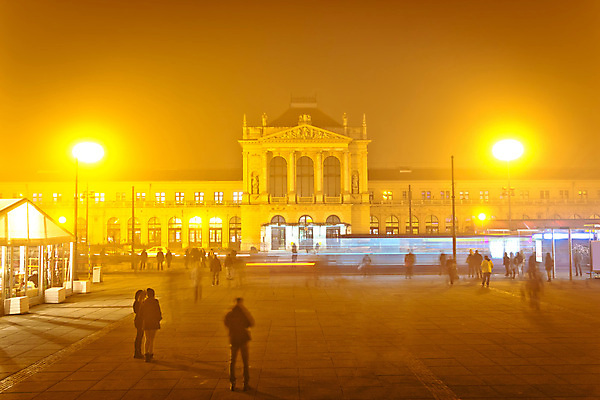 포토 JPG 해외이미지 계절 공원 유럽 크리스마스 겨울 건축양식 휴가 조명 거리 주택 사람없음 야외 건물 장식 빛 도시풍경 컬러풀 노란색 흰색 램프 도시 센터 도심 역 야간 저녁 그림 정사각형 전차 장면 타운 크로아티아 일반 천연기념물 자그레브 해외202004 해외포토 자연요소 도형 건축물 공공시설 기념일 건축 나라 육상교통 컬러 교통시설 대중교통 풍경 파일형식 이미지허브